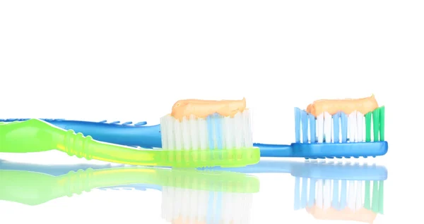 Escovas de dentes com pasta isolada em branco — Fotografia de Stock