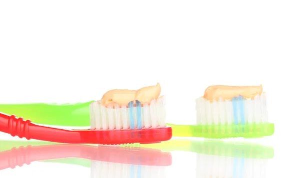 Brosses à dents avec pâte isolée sur blanc — Photo