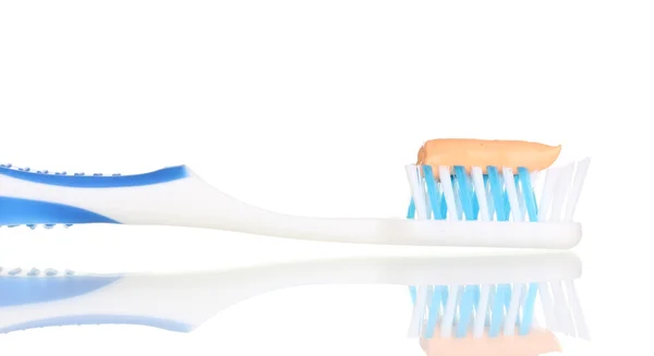 Escova de dentes com pasta isolada em branco — Fotografia de Stock