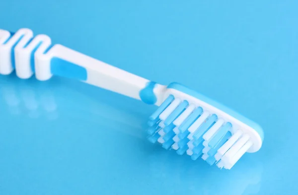 Οδοντόβουρτσα σε μπλε φόντο — Φωτογραφία Αρχείου