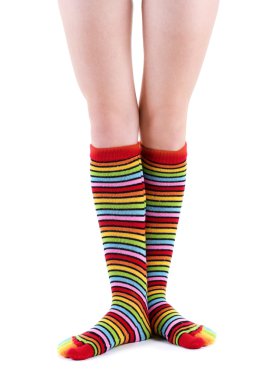 renkli çizgili çorap üzerine beyaz izole kadın ayakları