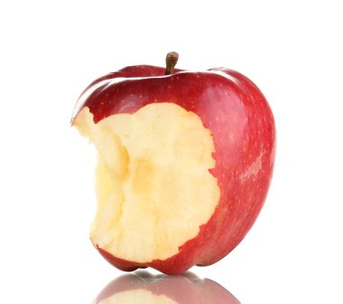 Kırmızı ısırılmış elma beyaz üzerine izole edilmiş.