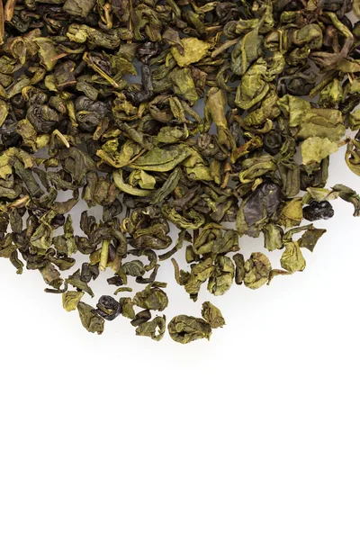 Сухой зеленый чай изолирован на белом — стоковое фото