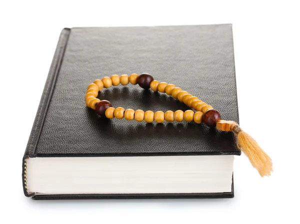 聖書と白で隔離される木製の数珠 — ストック写真