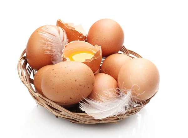 Ovos de galinha em um ninho isolado em branco — Fotografia de Stock