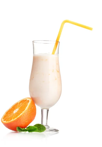 Bos van bananen en melk cocktail geïsoleerd op wit — Stockfoto