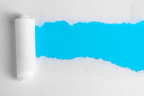 กระดาษหักด้วยพื้นหลังสีฟ้า — ภาพถ่ายสต็อก