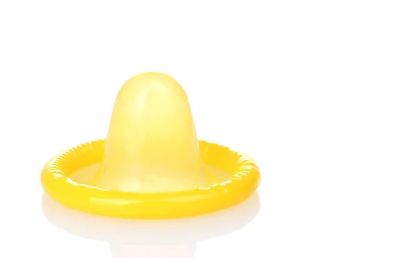 Желтый презерватив изолирован на белом — стоковое фото