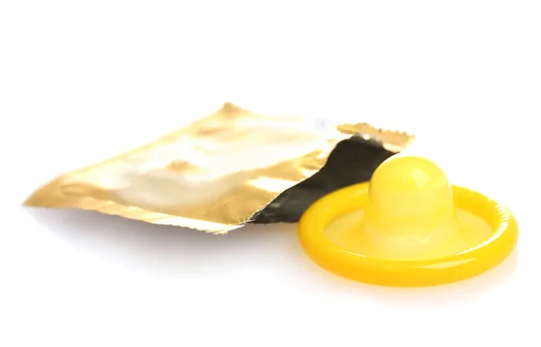 Preservativo amarelo com embalagem aberta isolada sobre branco — Fotografia de Stock