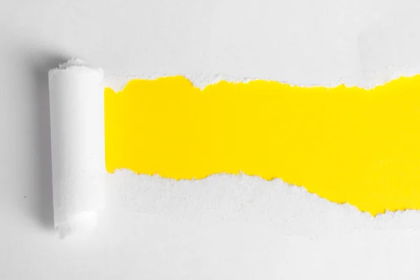 Papel desgarrado con fondo amarillo —  Fotos de Stock