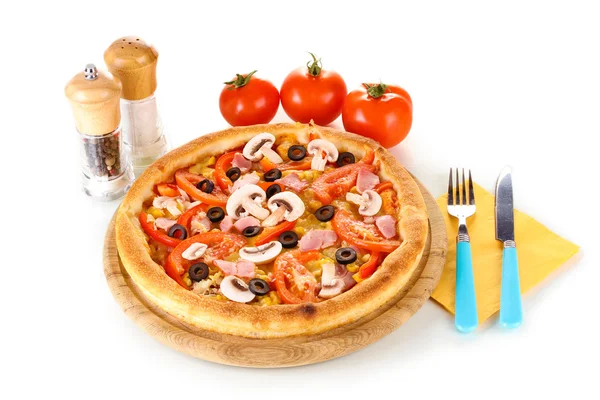 Aromatyczna pizza z warzywami na białym tle — Zdjęcie stockowe