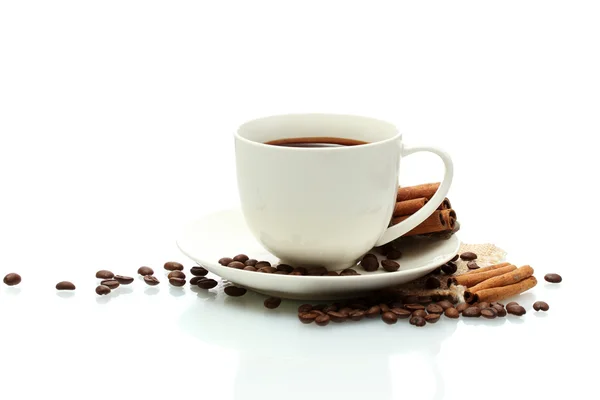 Kopje koffie, bonen en kaneelstokjes geïsoleerd op wit — Stockfoto