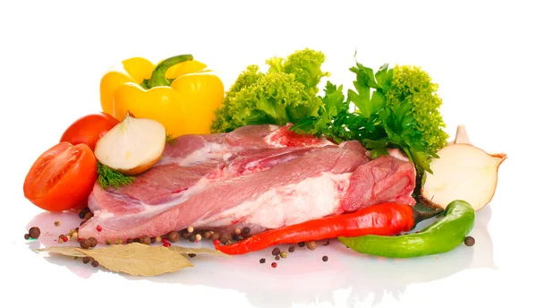 Rohes Fleisch und Gemüse isoliert auf weißem Fleisch — Stockfoto