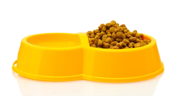 Torr kattmat och vatten i gul skål isolerad på vit — Stockfoto