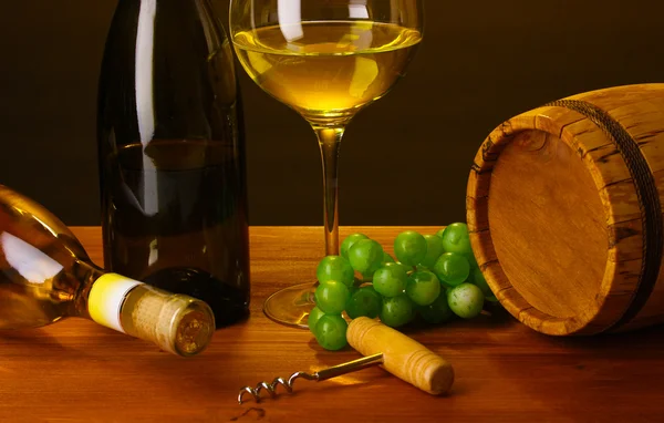 En la bodega. Composición de botella de vino y escurridor —  Fotos de Stock
