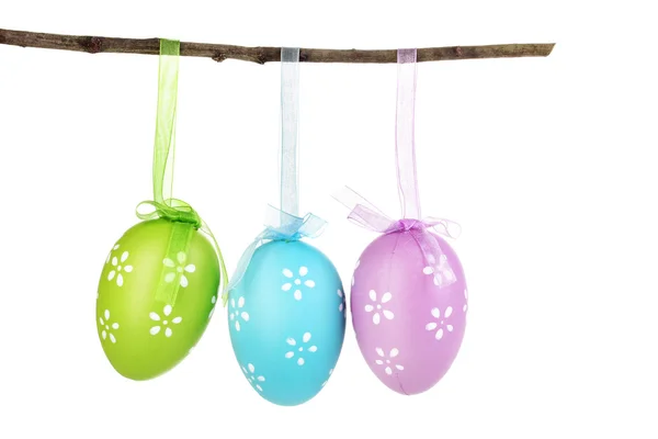 Coloridos huevos de Pascua colgados en cintas aisladas en blanco — Foto de Stock