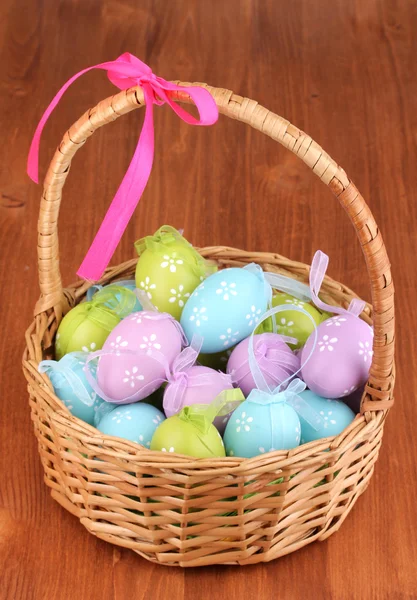 Ahşap arka planda renkli Paskalya yumurtaları. — Stok fotoğraf