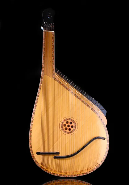 Бандура ретро - украинский музыкальный инструмент на черном фоне — стоковое фото