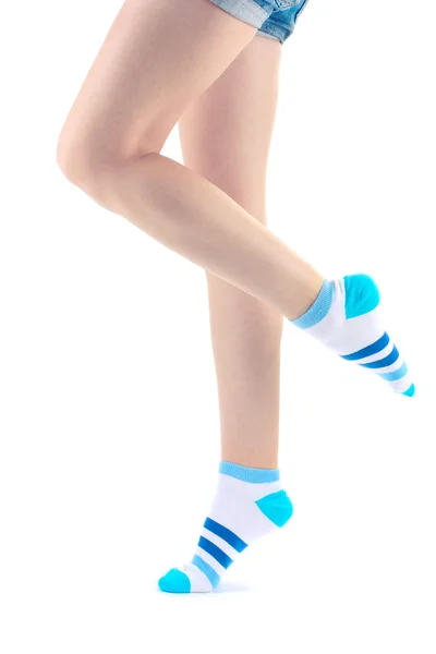 Kvinnliga ben i randiga strumpor isolerad på vit — Stockfoto