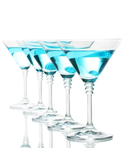 Cocktail blu in bicchieri da martini isolato su bianco — Foto Stock