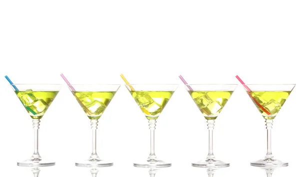 黄色白色上孤立的马天尼杯鸡尾酒 — 图库照片