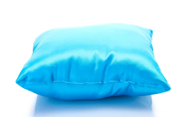 蓝色炫彩枕头上白色隔离 — 图库照片