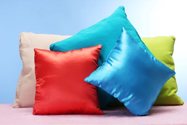青色の背景に明るい枕 — ストック写真