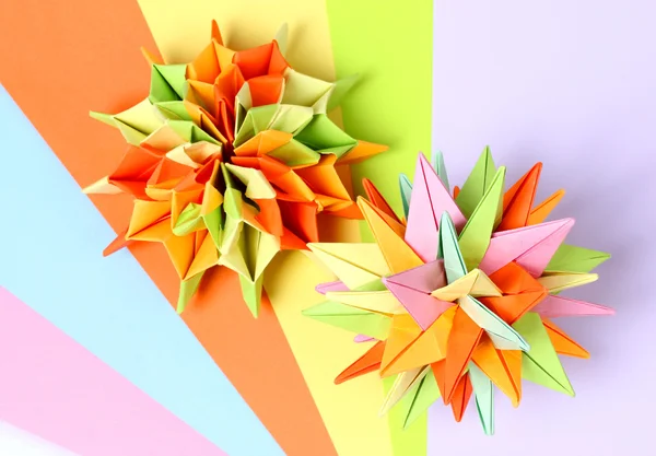 Bunte Origami-Kusudamas auf hellem Papierhintergrund — Stockfoto