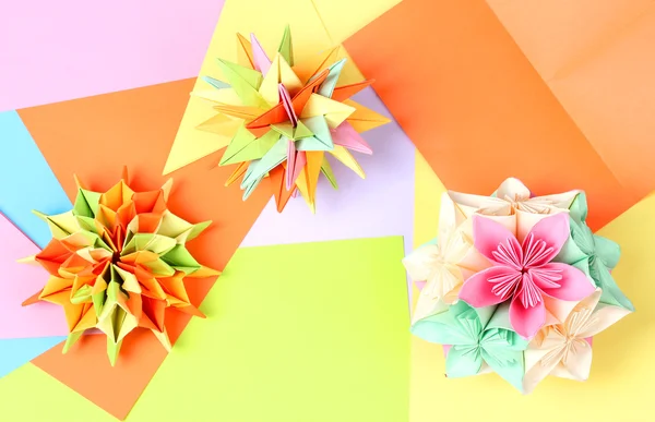 Colorfull origami kusudamas på ljusa papper bakgrund — Stockfoto