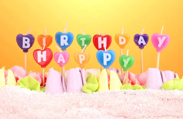 Tort urodzinowy z świece na żółtym tle — Zdjęcie stockowe
