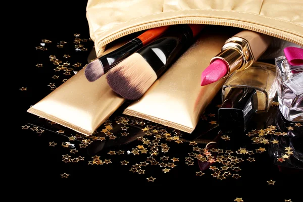 Τσάντα όμορφη χρυσή μακιγιάζ και των καλλυντικών που απομονώνονται σε μαύρο — Φωτογραφία Αρχείου
