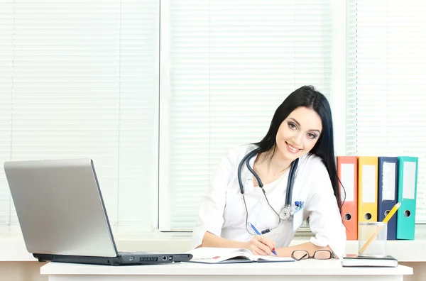 Vacker flicka läkare på kontoret — Stockfoto