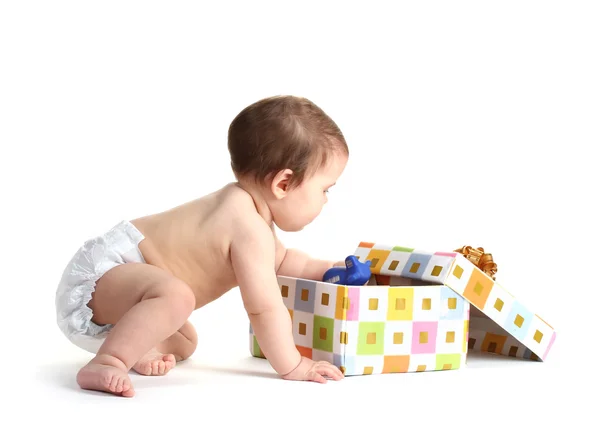 Schattige baby meisje en cadeau vak geïsoleerd op wit — Stockfoto