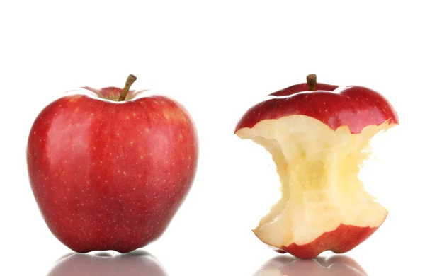 Κόκκινο δαγκωμένο μήλο και ολόκληρο μήλο που απομονώνονται σε λευκό — Φωτογραφία Αρχείου