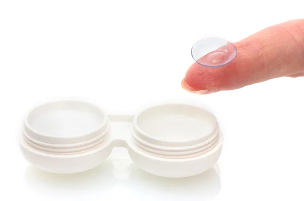 Kontaktlins på fingret och fall isolerat på vit — Stockfoto