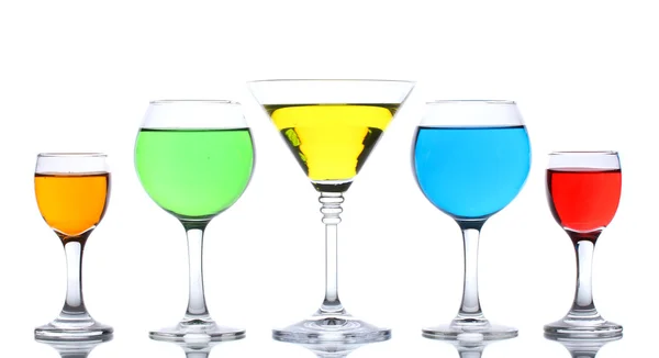 Cocktails alcoolisés isolés sur blanc — Photo