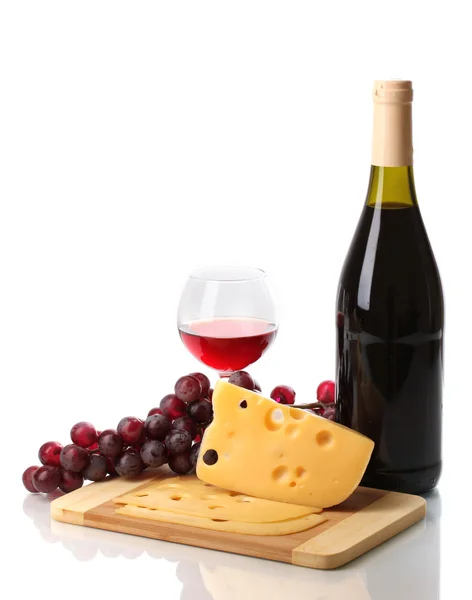 Garrafa de grande vinho com vinho e queijo isolado em branco — Fotografia de Stock