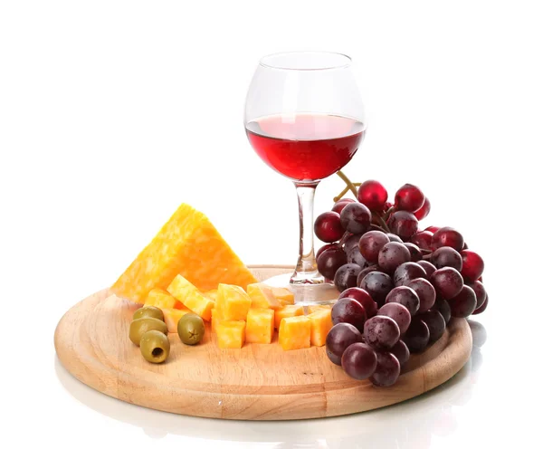 Vin i vinglas och ost isolerade på vit — Stockfoto