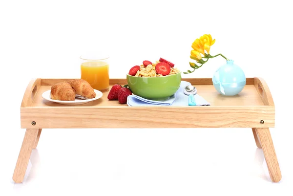 白で隔離される木製のトレイ上の軽い朝食 — ストック写真