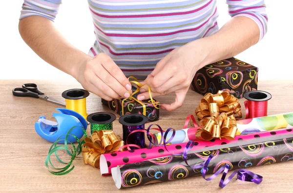 Envolver regalos rodeados de papel, cinta y arcos — Foto de Stock