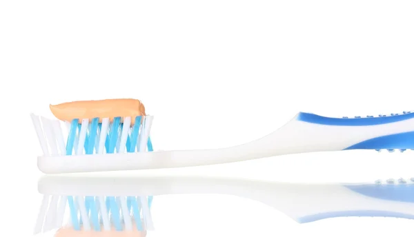 Cepillo de dientes con pasta aislada en blanco — Foto de Stock