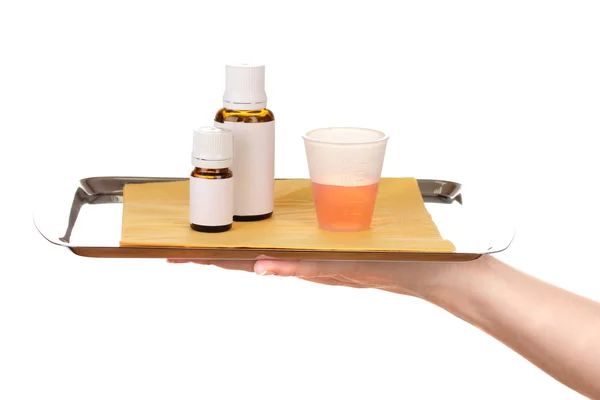 Ruka drží tác s léky izolovaných na bílém — Stock fotografie