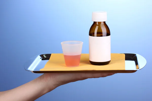 Tablett mit Medikamenten auf blauem Hintergrund — Stockfoto