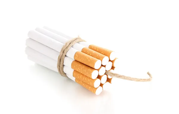 Cigarettes attachées avec corde et mèche isolées sur blanc Images De Stock Libres De Droits