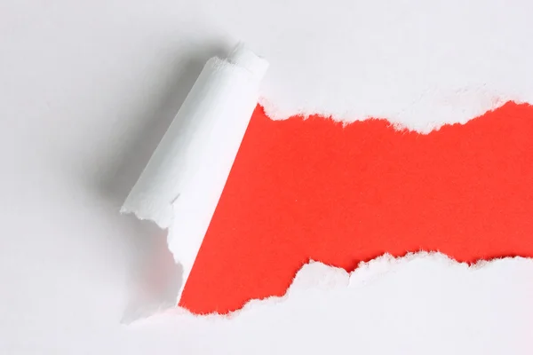 Hârtie sfâșiată cu fundal roșu — Fotografie, imagine de stoc