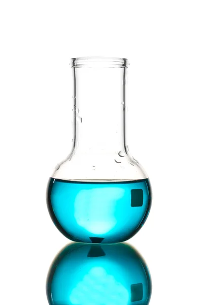 Frasco con líquido azul y reflexión aislada sobre blanco — Foto de Stock