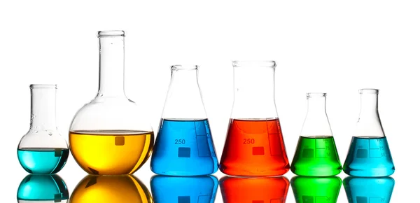 Diferentes cristalería de laboratorio con líquido de color y con reflexión aislada en blanco — Foto de Stock