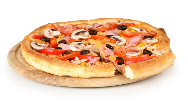 Нарізана піца крупним планом ізольована на білому — стокове фото