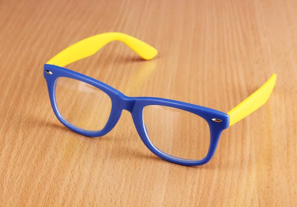 Красивые цветные очки на деревянном фоне — стоковое фото