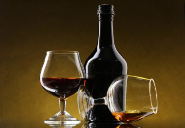 brandy ve Sarı zemin üzerine şişe bardak